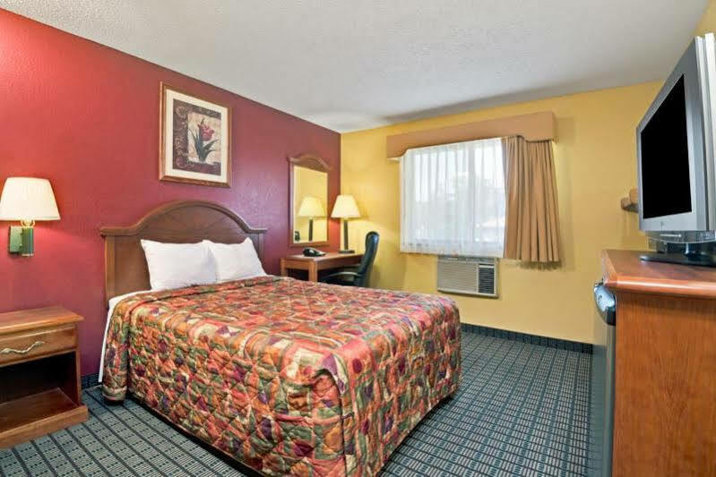 Travelodge By Wyndham Torrington Kültér fotó